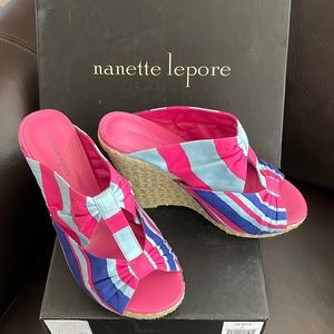 NANETTE LEPORE-  Honey Bee Wedges Size 7